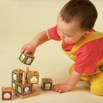 do choi xep hinh khoi cho be yeu 150x150 - Tìm hiểu những lợi ích thiết thực từ đồ chơi gỗ cho bé