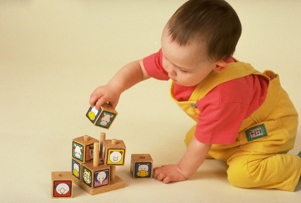 Mách mẹ 5 món đồ chơi cho bé phát triển trí tuệ vượt trội