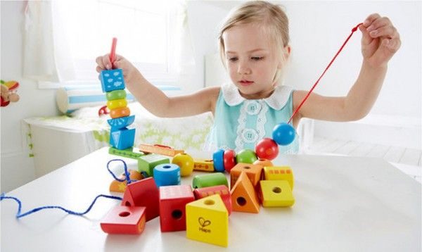 do choi go cho be 1 600x358 - Tìm hiểu những lợi ích thiết thực từ đồ chơi gỗ cho bé