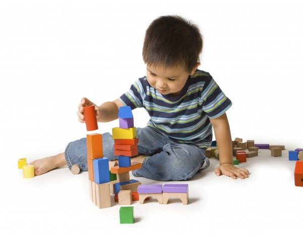 do choi go cho be 3 600x467 - Tìm hiểu những lợi ích thiết thực từ đồ chơi gỗ cho bé