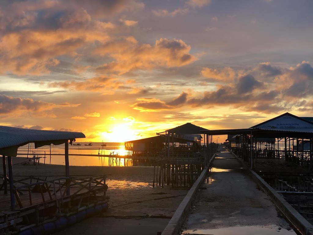 Bình minh ấm áp ở Làng chài Hàm Ninh