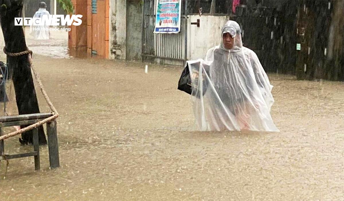 Dự báo thời tiết hôm nay 27/10: Miền Trung tiếp tục mưa lớn diện rộng, Bắc Bộ rét về đêm và sáng sớm