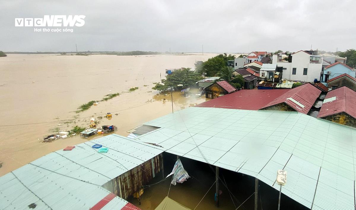 Khu vực Trung Bộ và Nam Bộ đối mặt nguy cơ dông lốc, sét và gió giật mạnh