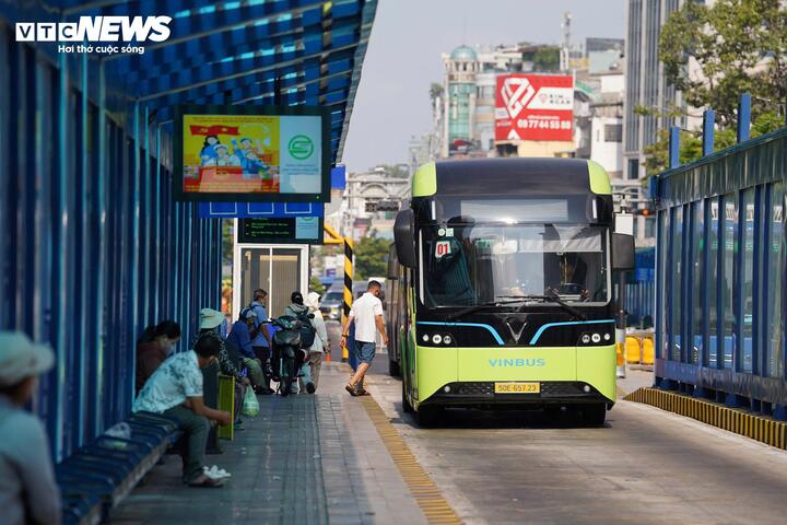 TP.HCM đề xuất cho xe buýt nhỏ chở khách nối khu dân cư với metro, bến xe buýt