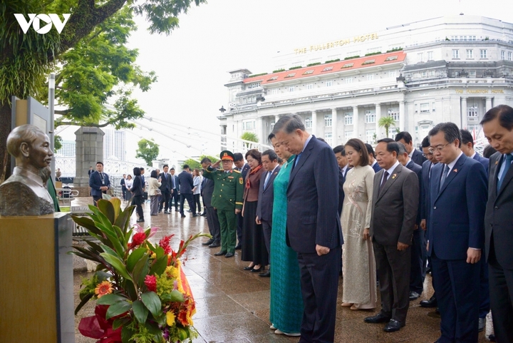 Tổng Bí thư, Chủ tịch nước Tô Lâm dâng hoa tưởng niệm Chủ tịch Hồ Chí Minh