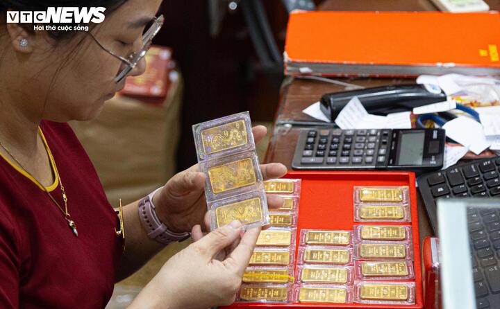 Giá vàng biến động dữ dội: Nên mua hay bán?