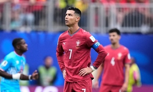 Cổ động viên CHDC Congo gọi tên Messi trêu Ronaldo