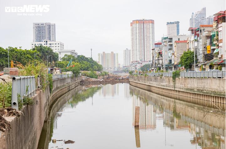 Bụi mù, bùn đất bủa vây cư dân quanh công trường kênh La Khê, Hà Nội