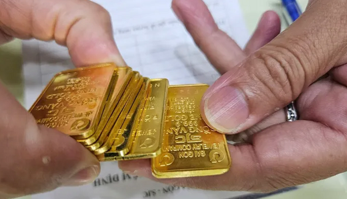 Giá vàng liên tục lao dốc, nhà đầu tư tiếc nuối nhìn tài sản ‘bốc hơi’