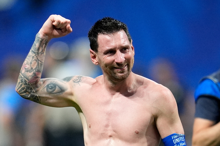 Đẩy Argentina vào nghịch cảnh, Messi day dứt, bật khóc