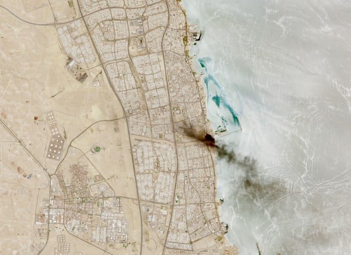 Tàu bốc cháy tại eo biển Hormuz, Mỹ – Iran nguy cơ trở lại giao tranh toàn diện