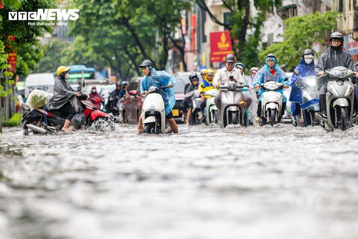 Hà Nội lý giải nguyên nhân ngõ 42 Giang Văn Minh ngập tới 40cm, nước rút chậm