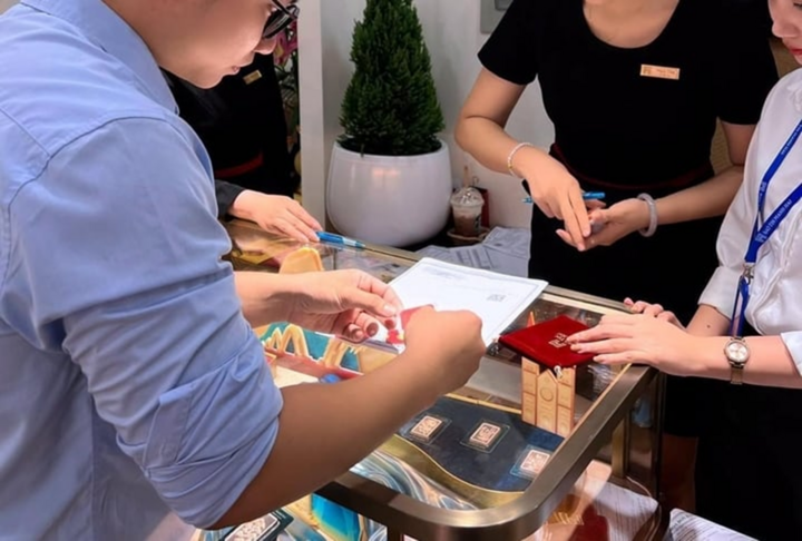 Thực tế mua bán vàng, kim cương ở PNJ sau thông báo chia 5 kỳ trả tiền cho khách
