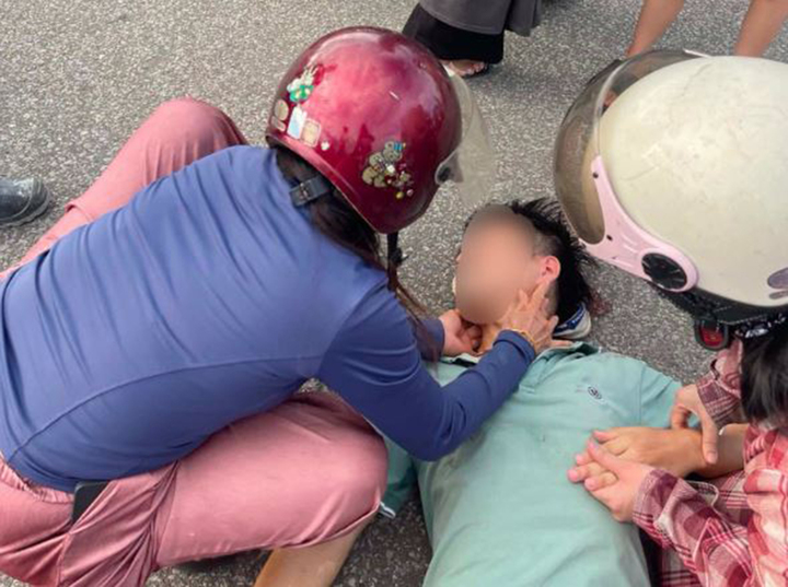 Phát hiện người đi đường ngã quỵ, điều dưỡng kịp thời ép tim trong phút ‘vàng’